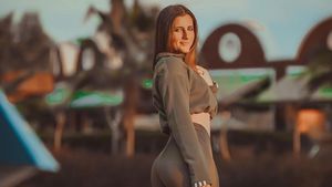 Andreea Prisăcariu arată încă o dată de ce e supranumită „rebela tenisului": „Găsește-ți o femeie care să te sărute așa cum sărut eu trofeul!" | GALERIE FOTO