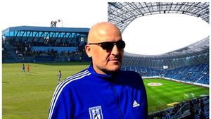 FOTO EXCLUSIV. Documentele care dovedesc că Adrian Mititelu a cerut oficial să joace pe Extensiv și pe Oblemenco, dar a fost blocat de autoritățile locale, care au preferat echipa lui Mihai Rotaru