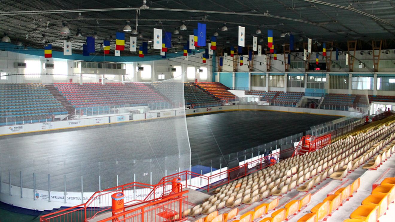 Patinoarul din Galați devine primul din țară care se poate transforma în sală polivalentă fără topirea gheții. În maximum 24 de ore se poate trece de la hochei la baschet sau handbal | FOTO