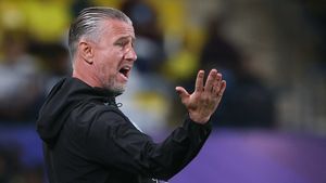 Fotbalistul cu care Laurențiu Reghecampf a scris istorie la FCSB dezvăluie meciul-cheie care i-a influențat traiectoria antrenorului. „L-a tras puțin înapoi într-un moment foarte important”. EXCLUSIV