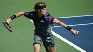 US Open | Jucătorul care îi învață pe fanii tenisului să parieze în ruble. La 19 ani, Andrey este față în față cu Nadal, jucătorul pe care l-a îndrăgit la prima vedere și care l-a chemat la Mallorca, pentru antrenamente. Kafelnikov: "Rublev are atitudinea unui campion"