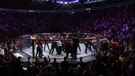 UFC 229 | Khabib l-a învins pe McGregor, apoi a început haosul! Imagini incredibile, cu irlandezul atacat în cușcă de staff-ul lui Khabib și o încăierare generală ca în filme: "Au fost arestați, se află în drum spre închisoare". Cine e omul lui McGregor care a declanșat nebunia. FOTO & VIDEO