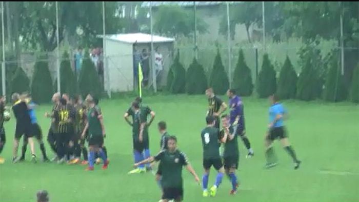 VIDEO ȘOCANT | Scene imposibil de urmărit: ce a pățit arbitrul care a dictat penalty în finala Cupei! Se întâmplă în România