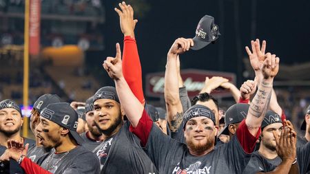 Să tot fii chelner când sărbătorește campioana din MLB! Bacșișul lăsat de jucătorii lui Boston Red Sox în clubul în care au petrecut după câștigarea titlului i-a uimit pe toți