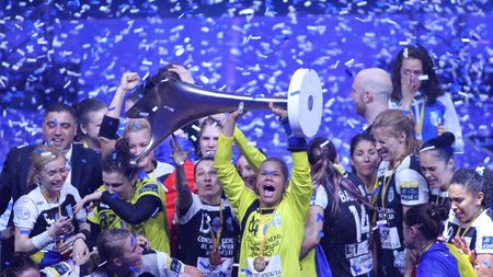 VIDEO Campioanele de la CSM București au revenit în țară! Vărzaru: "Nu există un ambasador mai puternic pentru România decât ce a reușit această echipă"