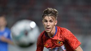 Prima reacție a familiei lui Octavian Popescu, după ce puștiul de la FCSB s-a „pierdut” la interviu și a fost ironizat: „Asta trebuie să facă acum!" | EXCLUSIV
