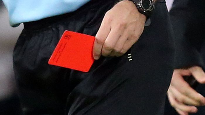 Caz de xenofobie în Italia. Un fotbalist român a "îndrăznit" să vorbească în limba maternă. Arbitrul l-a eliminat: "La tine în țară să vorbești română"