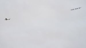 Sky's the limit!** Un fan al lui Blackburn a protestat pe calea aerului pentru că nu a fost lăsat să o facă pe stadion: "Următorul pas e Luna"