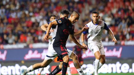 Gilberto Mora a devenit cel mai tânăr marcator din istoria primei divizii din Mexic, la 15 ani, și imediat FC Barcelona i-a trimis o invitație pentru a se antrena o perioadă în Spania