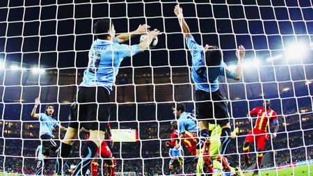 Suarez, erou sau trișor?