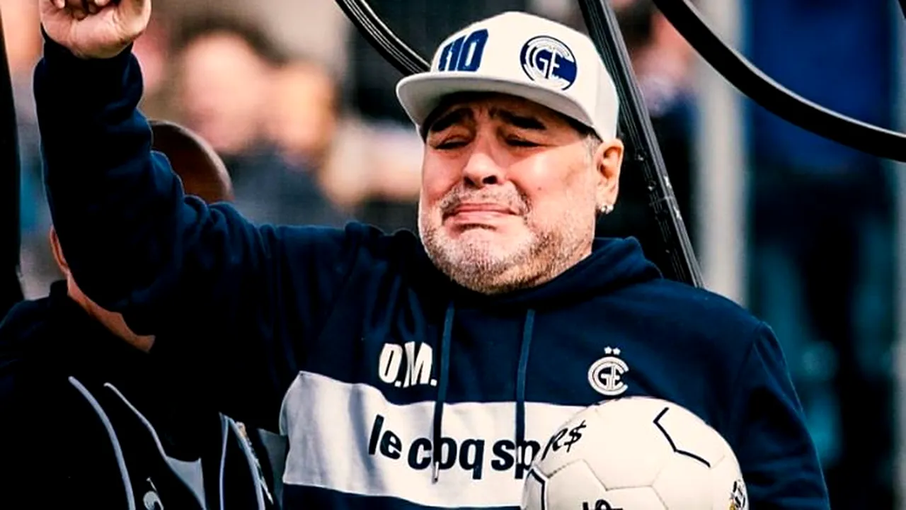 Regele e rege până la capăt! Maradona a primit un tron personalizat pe marginea terenului | FOTO