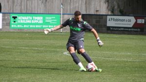 Poveste șocantă: un fotbalist s-a culcat cu o femeie și apoi ar fi abuzat-o, în timp ce dormea! A fotografiat-o goală, fără știrea ei, și a distribuit pozele pe două grupuri de whatsapp: „Se bagă cineva?”