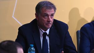 Kyros Vassaras și un arbitru, atacați de un primar și un președinte de club aflat la un pas de retrogradarea din Liga 2. ”Dnul Vassaris, ne mai ciupiți mult cu arbitrajul? Nu mai avem loc pe corp de la ciupituri!” / ”Execuție în stil MAFIOT!”