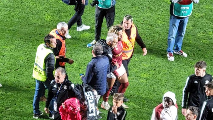 Momente halucinante în Giulești, după Rapid - Universitatea Craiova 1-2! Paul Iacob, la un pas de bătaie cu fanii din tribune! VIDEO