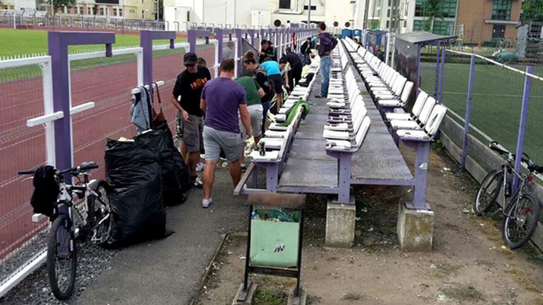 Suporterii lui ASU Poli au făcut curățenie la stadion după sărbătorirea victoriei cu Voința Lupac.** Clubul alb-violet a strâns donații record la meciul tur de baraj