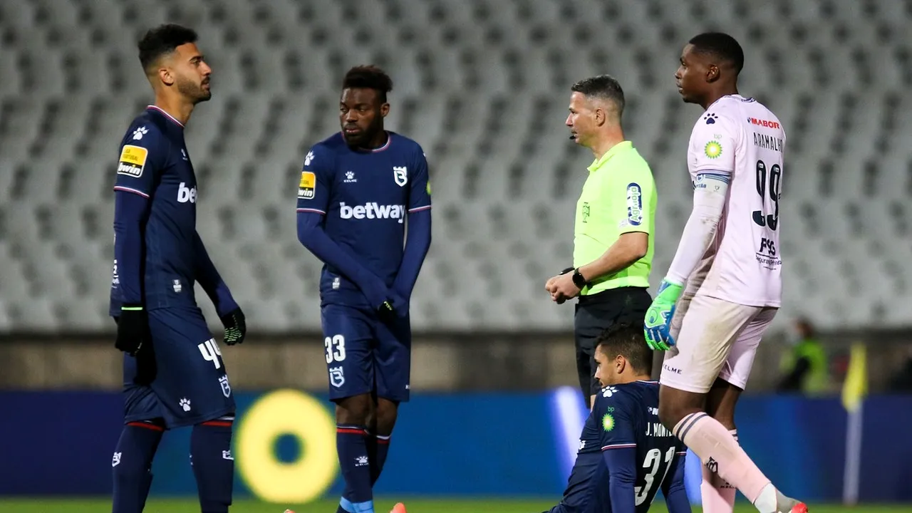 Moment incredibil în Portugalia! Belenenses a avut doar 9 jucători pe teren la meciul cu Benfica! Ce decizie a luat arbitrul | VIDEO