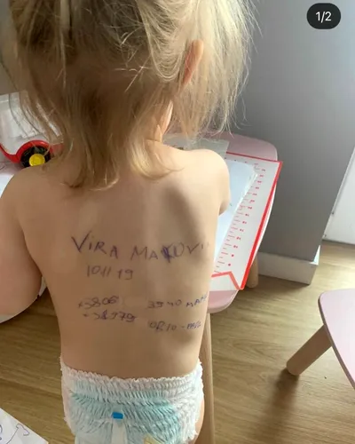 „Sfâșietor”. O mamă din Ucraina a scris pe spatele fetiței sale datele de contact în caz că va fi omorâtă