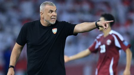 Arabii pun presiune maximă pe Cosmin Olăroiu înaintea barajului pentru Cupa Mondială: „Un antrenor deștept ar face asta”