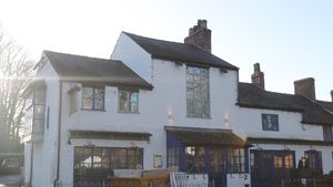 Celebrul milionar s-a ales cu restaurantul închis şi cu o pierdere de 120.000 de euro. Ce sume uriaşe le datorează angajaților