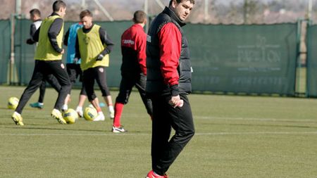 Ciobotariu se chinuie să improvizeze pe stânga, dar se teme să ceară încă un fundaș:** "Nu avem nevoie de întăriri, însă căutăm"