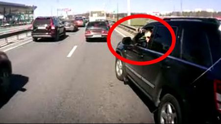 VIDEO Cu PISTOLUL pe bord! Cum se rezolvă mai nou problemele în trafic:
