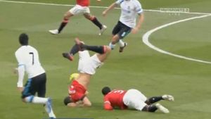 VIDEO Tot stadionul a înlemnit la faza asta!** Rio Ferdinand a fost la un pas s-o pățească la fel ca Neșu, nimeni nu a înțeles cum a scăpat