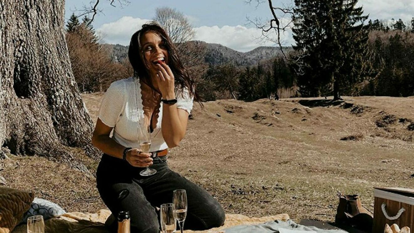 Una dintre cele mai controversate ispite de la Insula Iubirii este o fostă gimnastă din Onești! S-a despărțit după o relație de 15 ani de iubitul mai mare cu 20 de ani: se cuplase cu el pe când ea avea doar 14 ani și apoi a terorizat-o. GALERIE FOTO