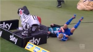 VIDEO - A ajuns direct la spital după un accident cum rar vezi în fotbal 