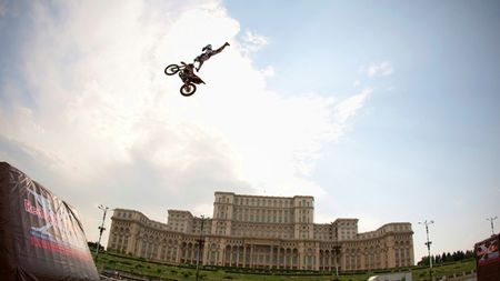 Motocicletele zboară în Piata Constituției