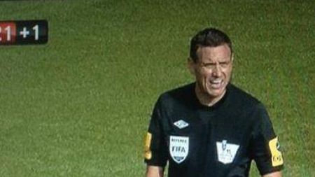 GENIAL Fanii așteptau golul, dar ce a urmat a aruncat stadionul în aer!** Momentul antologic după care englezii s-au întrebat: "Oare ce a urmărit arbitrul?" Imaginea zilei