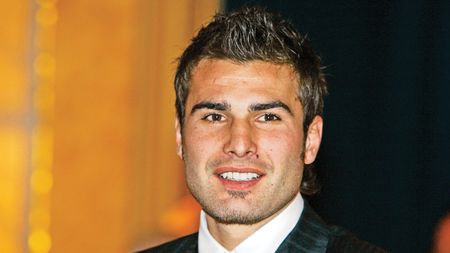 Mutu își deschide clubul