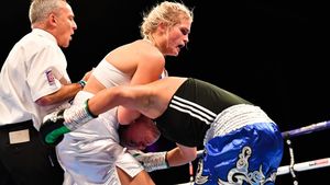 FOTO | Pugilista April Hunter riscă să ajungă în spatele gratiilor, după ce a postat pe internet o imagine în care se săruta cu partenera sa, în Maldive