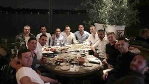 UEFAntasticii au venit lângă Dică înaintea celui mai important meci al carierei de antrenor: "M-am bucurat de prezența lor și am discutat despre meciul cu Sporting". Și Olăroiu i-a trimis un mesaj 