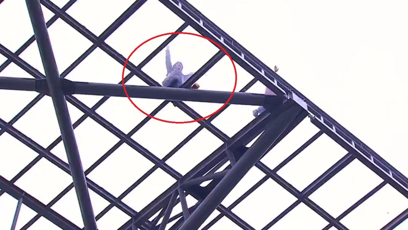 Scene de infarct în timpul unui meci din Turcia! Motivul pentru care doi suporteri s-au urcat pe acoperiș, în fața a 25.000 de oameni | VIDEO