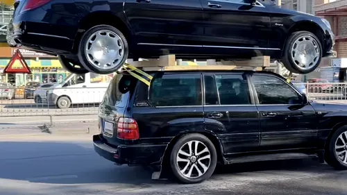 Cum se cară în Rusia un Maybach S pe plafonul unei Toyota Land Cruiser. Până și Gigi Becali, mare fan al mărcii germane, ar fi invidios pe inventivitatea rușilor