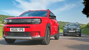 Britanicii au comparat o Dacia Sandero Stepway cu o Fiat Grande Panda şi au dat verdictul: „Un duel briliant”