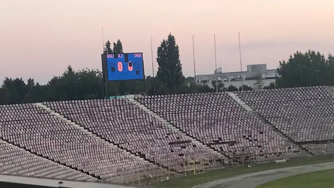 Începe dezmembrarea stadionului ”Dan Păltinișanu”! Tabela, cu multe probleme tehnice, ajunge pe o altă arenă