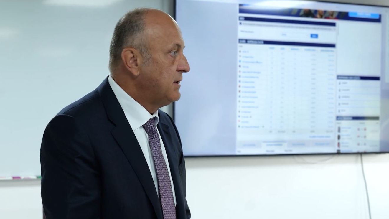 Dan Şucu i-a băgat în şedință de urgență pe fotbaliştii şi antrenorii de la Rapid Bucureşti. Patronul cu o avere de sute de milioane de euro a trecut la tablă şi le-a arătat jucătorilor realitatea de pe Transfermarkt: ce le-a prezentat afaceristul!