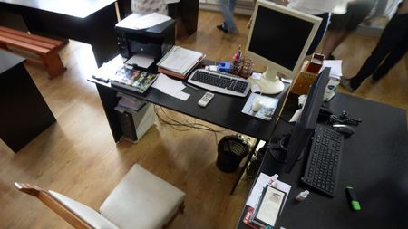 În redacție cu Crăciunul ieșit din ilegalitate! "Băi, aveți grijă să nu vă aprindeți țigările pe aici...A trimis Tadici niște pălincă de Zalău"