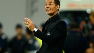 Gâlcă a "luat foc" după 5 minute din meci. Latovlevici, certat de tehnician