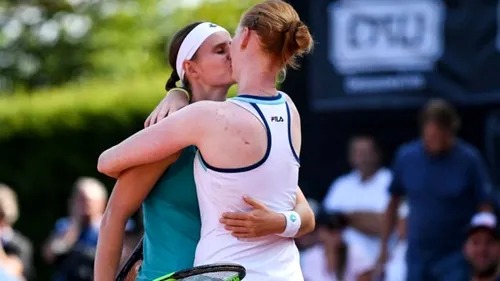 Jucătoarele care s-au sărutat peste fileu la un turneu de tenis și-au oficializat relația! Reacția WTA după logodna celor două | GALERIE FOTO