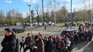 Imagini impresionante! Coadă de zeci de metri pentru un ultim omagiu adus lui Mircea Lucescu