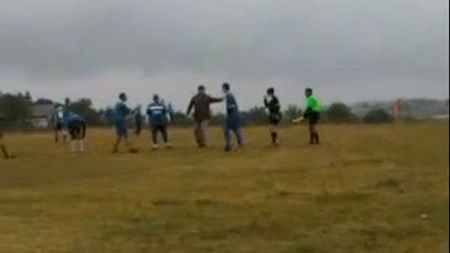 Un antrenor român a sărit să bată o tușieră și l-a alergat pe arbitrul de centru!** INCREDIBIL: Ce pedeapsă a primit de la Comisia de Disciplină