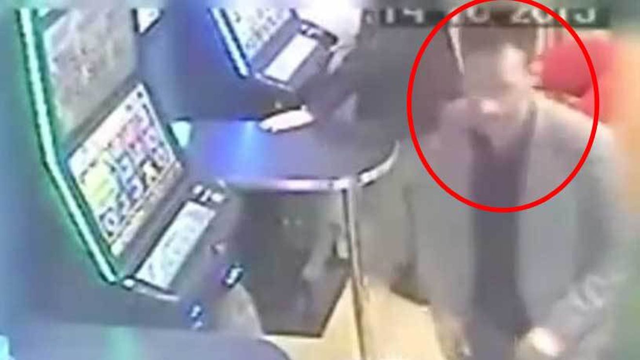 VIDEO | Imagini șocante într-o agenție de pariuri. Cum reacționează un "client ghinionist" după ce pierde la aparate. Paguba e de 8.000 de euro