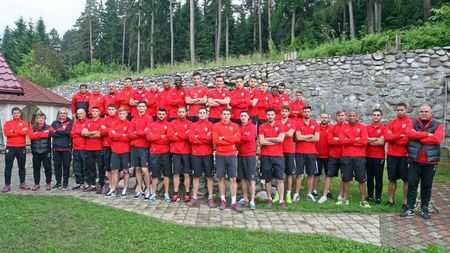 FOTO | "Câinii" trag tare în cantonamentul de la Săcele. Stoican și-a trimis jucătorii la sala de forță