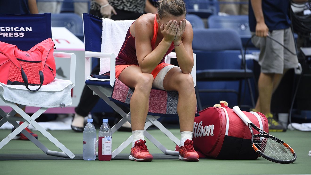 Șarapova o înțeapă pe Halep imediat după ce a bătut-o: "Suprafața e mai lentă, le dă o șansă în plus unor jucătoare ca Halep sau Radwanska". Declarația surprinzătoare a româncei 