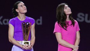 Cu trofeul în mână, Simona Halep i-a spus 6 cuvinte Soranei Cîrstea după „cea mai frumoasă săptămână” din viața ei