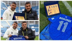 Claudiu Niculescu, surprins de FCU Craiova înaintea meciului cu FC Voluntari. Ce scrie pe ”distincția onorifică” primită de fostul atacant