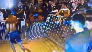 Scandal uriaș în Cupa Libertadores! Jucătorii lui Boca Juniors s-au luat la bătaie cu polițiștii și au aruncat cu gardurile în vestiar | VIDEO