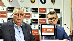 Omul cu 12.000 de cărți candidează la şefia LPF pentru a-i lua locul şi salariul de 33.000 de euro lui Gino Iorgulescu: „Cea mai veche e din anul 1493”